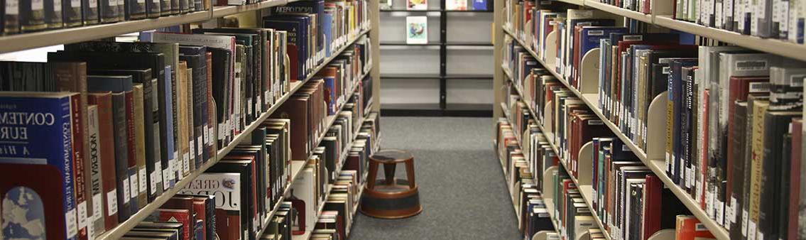 Thomas 大学 Library book stacks